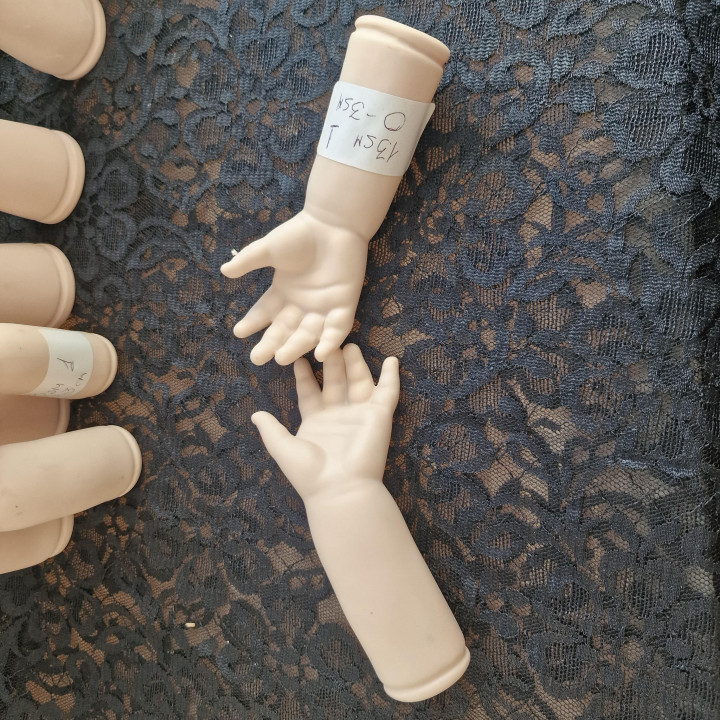 Dłonie z biskwitu do renowacji lalek kolekcjonerskich