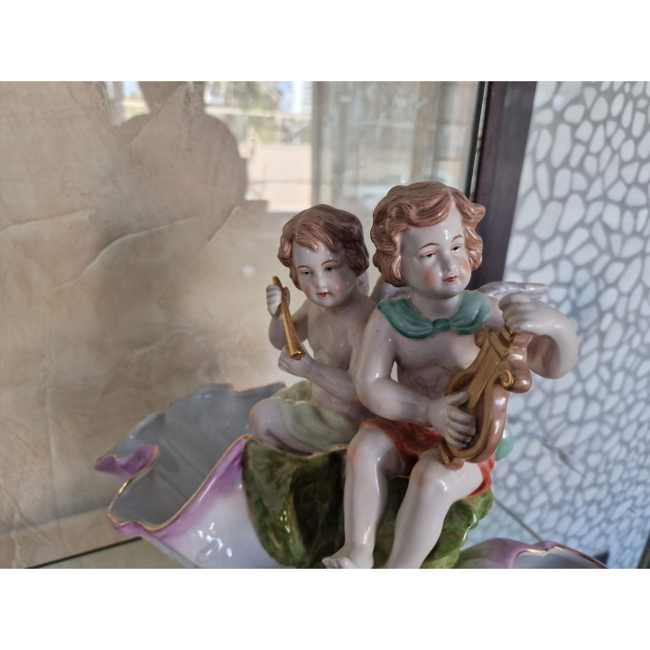 Centro de mesa frutero de porcelana Richard Eckert Volkstedt, salero doble con putti músicos y conchas, principios del Siglo XX