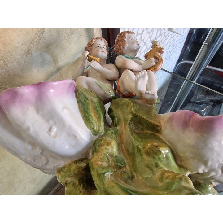 Centro de mesa frutero de porcelana Richard Eckert Volkstedt, salero doble con putti músicos y conchas, principios del Siglo XX