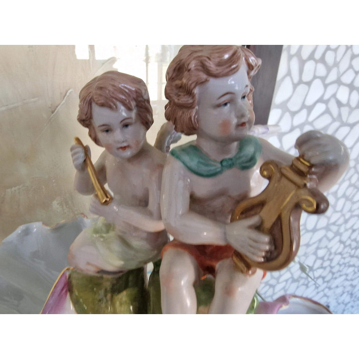 Centro de mesa frutero de porcelana Richard Eckert Volkstedt, salero doble con putti músicos y conchas, principios del Siglo XX