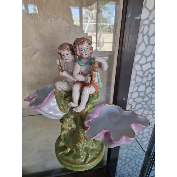 Centro de mesa frutero de porcelana Richard Eckert Volkstedt, salero doble con putti músicos y conchas, principios del Siglo XX