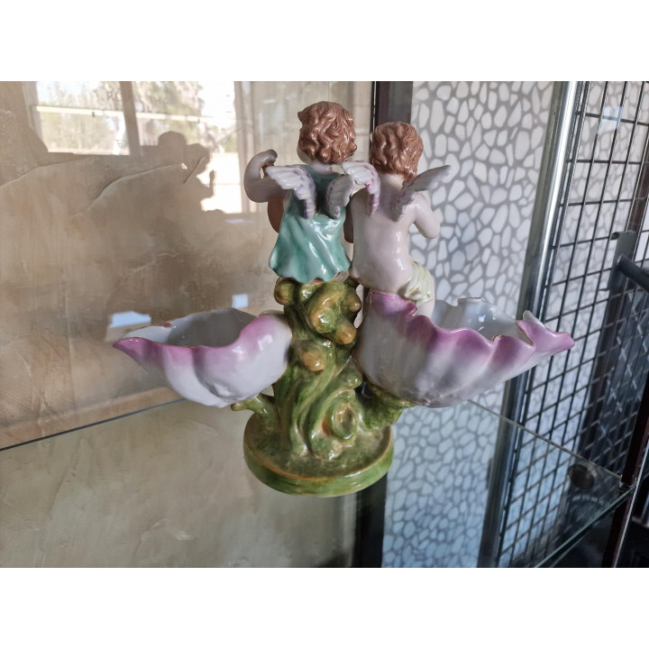 Centro de mesa frutero de porcelana Richard Eckert Volkstedt, salero doble con putti músicos y conchas, principios del Siglo XX