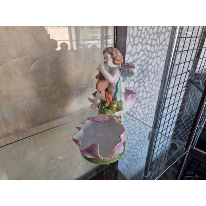 Centro de mesa frutero de porcelana Richard Eckert Volkstedt, salero doble con putti músicos y conchas, principios del Siglo XX