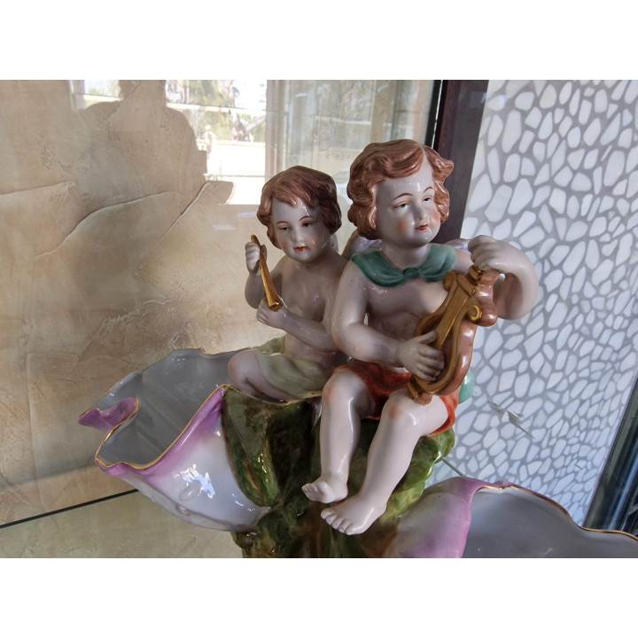Centro de mesa duplo em porcelana Richard Eckert Volkstedt, putti músicos e conchas, início do século XX