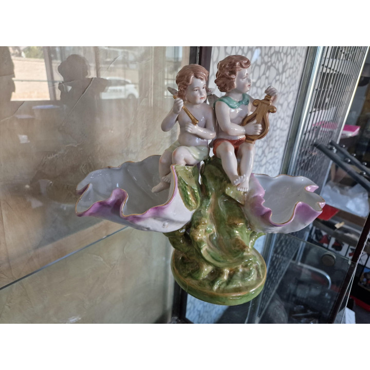 Centro de mesa frutero de porcelana Richard Eckert Volkstedt, salero doble con putti músicos y conchas, principios del Siglo XX