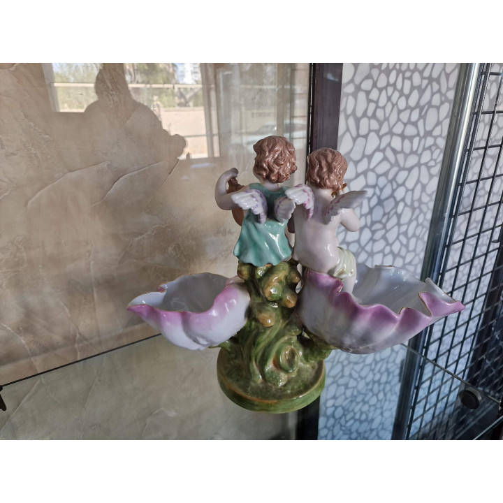 Centro de mesa frutero de porcelana Richard Eckert Volkstedt, salero doble con putti músicos y conchas, principios del Siglo XX