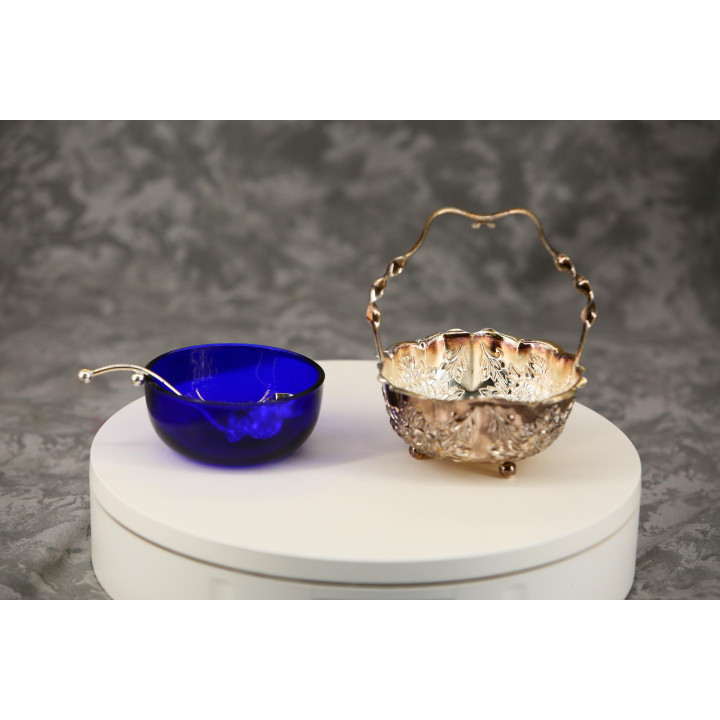Azucarero vintage y bombonera con cuenco de vidrio cobalto, cesta de metal plateado repujado con patas de bola y cuchara floral…