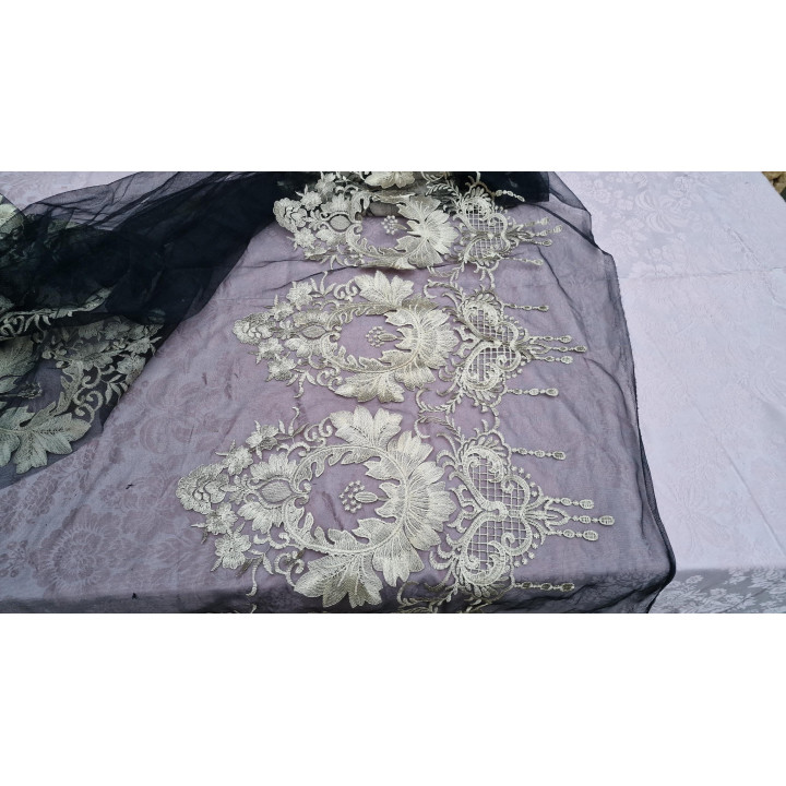 Schwarzer Netzstoff mit goldener Stickerei - 160 x 160 cm - 1940er Jahre