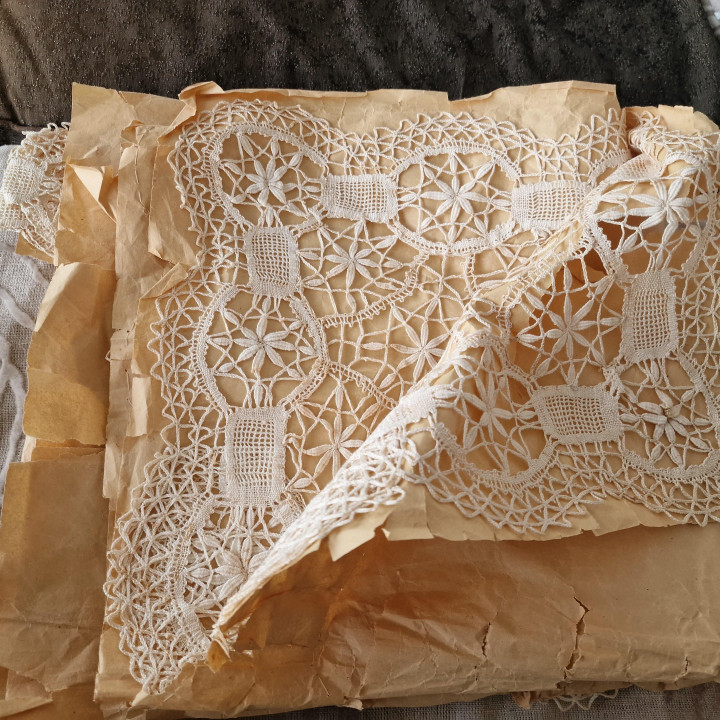 Antieke handgemaakte kloskant set linnen (1900-1909)