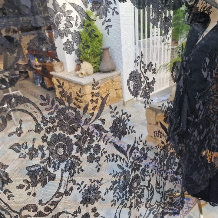 スペイン製黒レースマンティラ - 1950年代ヴィンテージ