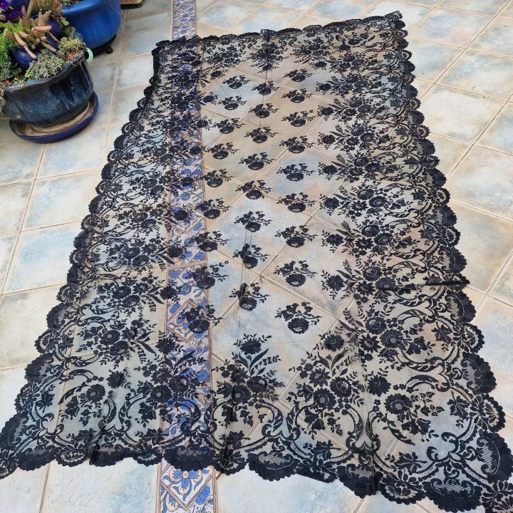 Black Lace Spanish Mantilla Veil - 1950s Vintage