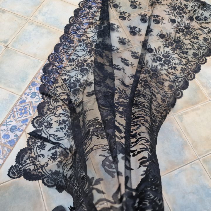 Black Lace Spanish Mantilla Veil - 1950s Vintage