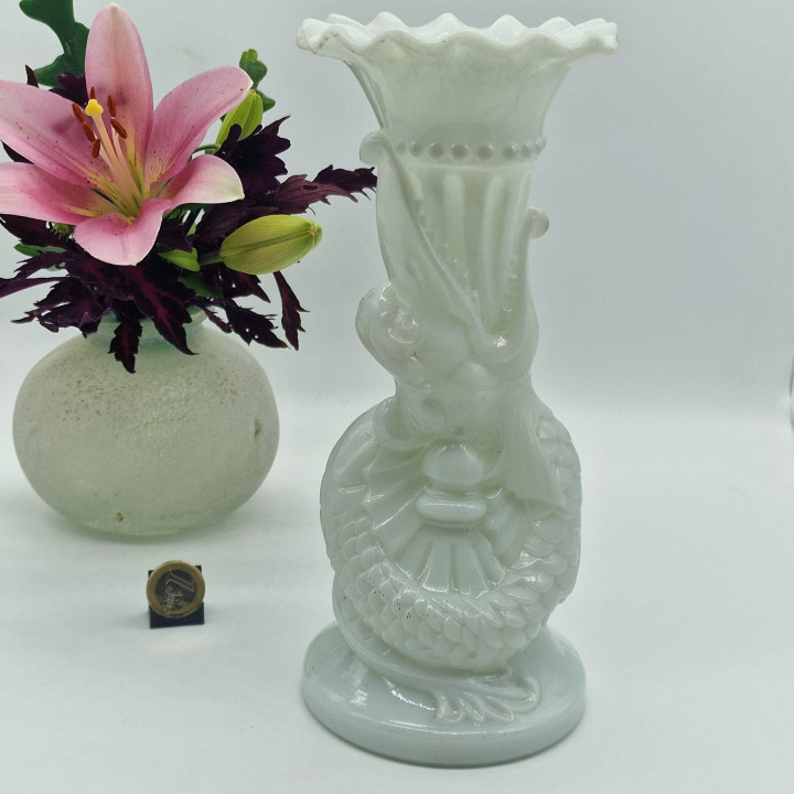 Vaso Antico in Vetro Opalino Bianco con Dragone (1900-1930)