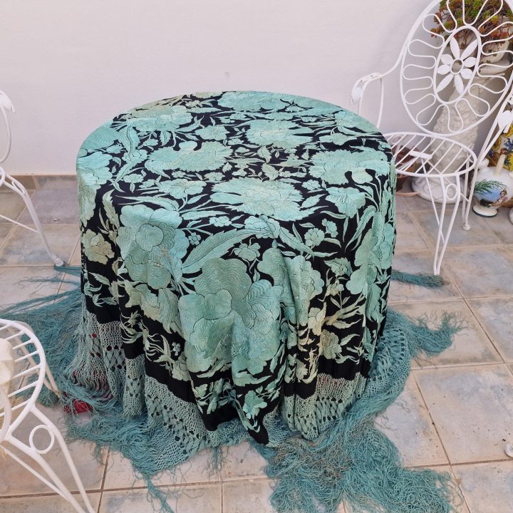 Châle de Manille ancien en soie XIXe Broderie double face