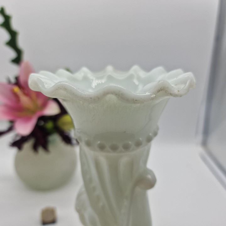 Vaso Antigo de Vidro Opalino Branco com Dragão (1900-1930)