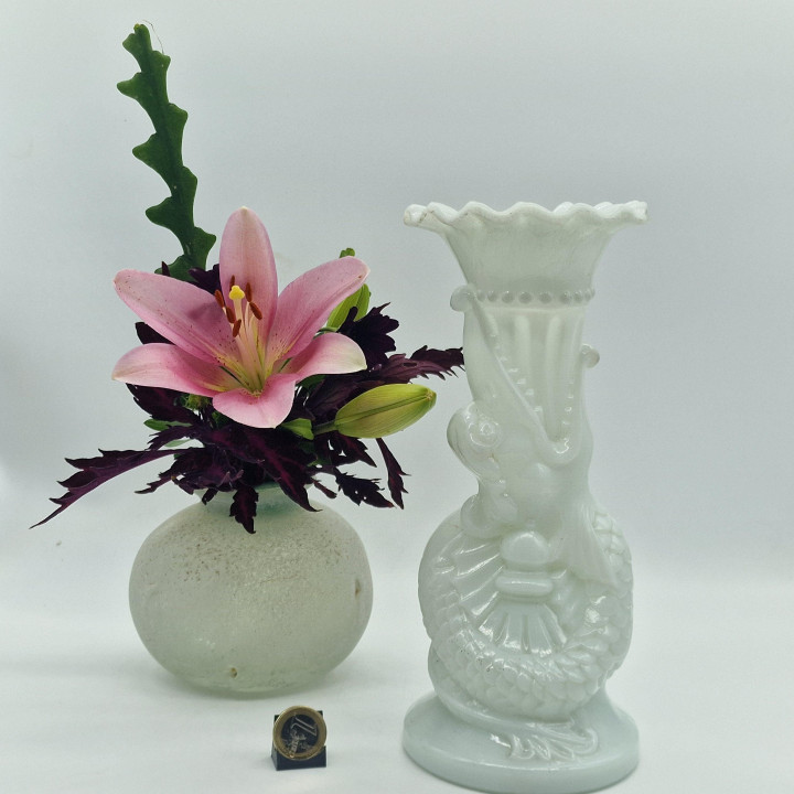 Vase Ancien en Verre Opalin Blanc au Dragon (1900-1930)