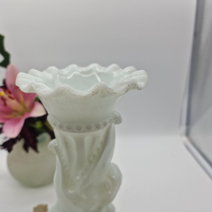 Vaso Antigo de Vidro Opalino Branco com Dragão (1900-1930)