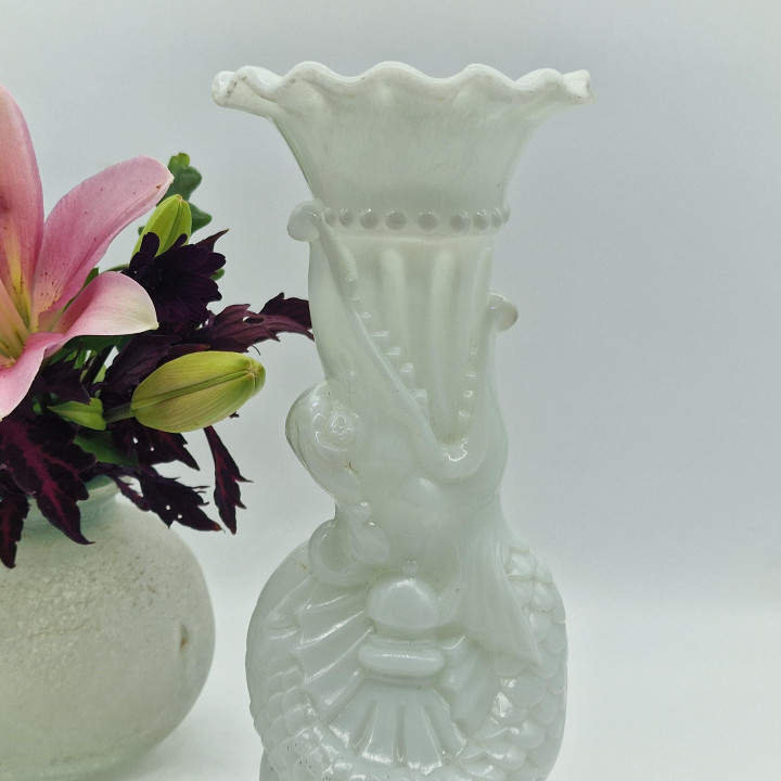 Antieke Witte Opaline Glazen Vaas met Draak (1900-1930)