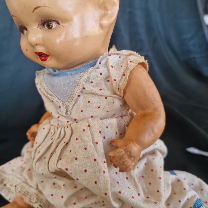 Boneca de composição antiga dos anos 1940 para restauro