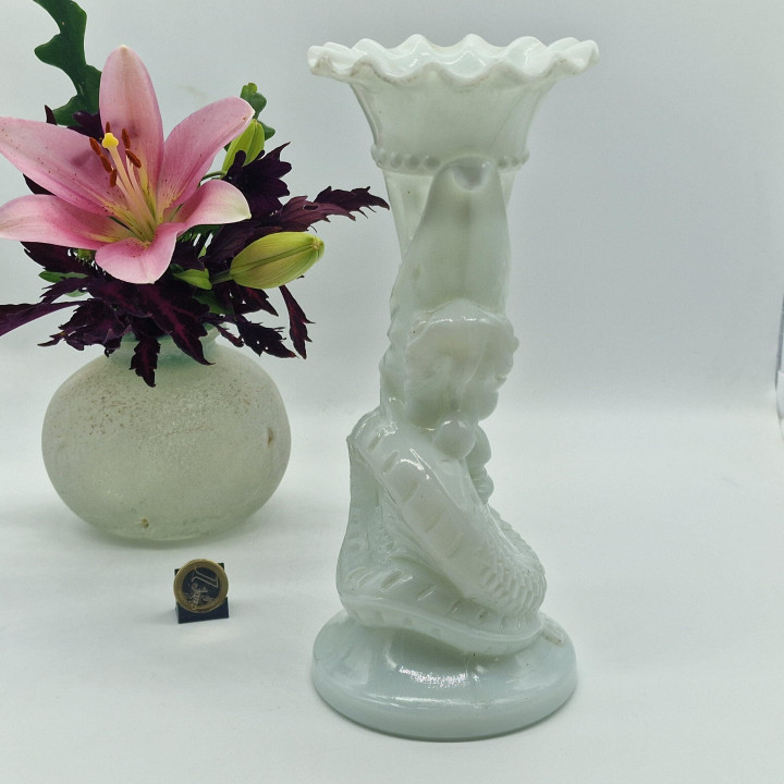 Florero de Vidrio Opalino Blanco con Dragón (1900-1930)