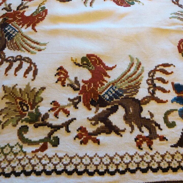 Mantel de Lino Vintage Bordado de Lana, Cubremesa de Grifos Bordado a Mano, 140x105 cm, Textil de los Años 1930