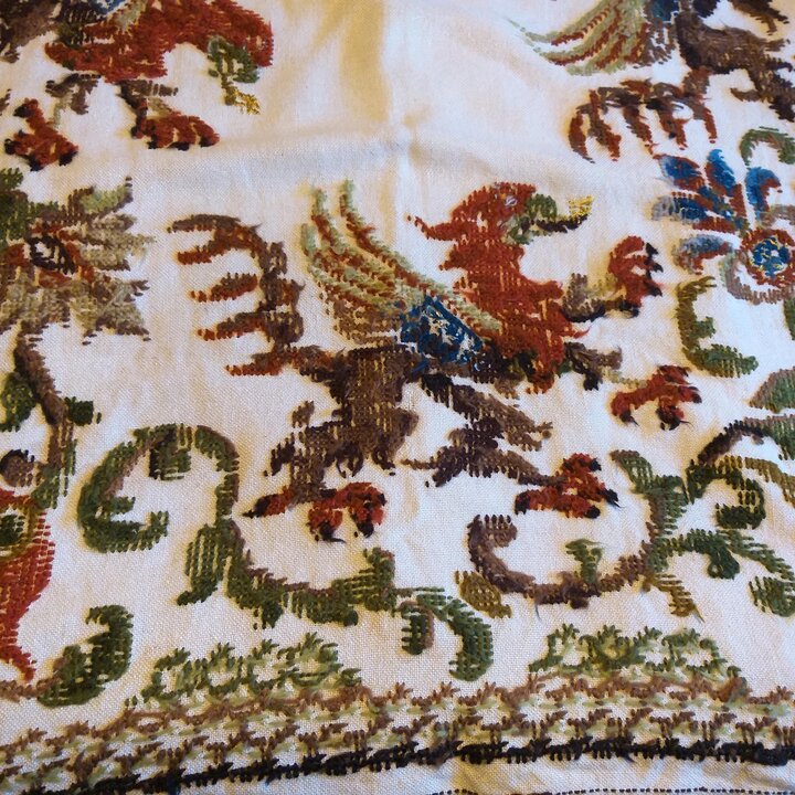 ヴィンテージ リネン テーブルクロス ウール刺繍, 手刺繍 グリフィン テーブルカバー, 140x105 cm, 1930年代 テキスタイル