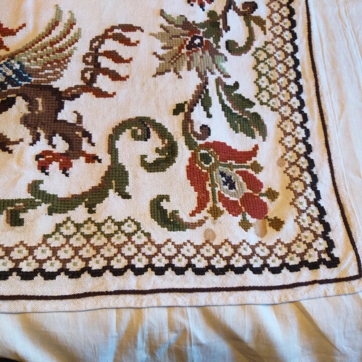 ヴィンテージ リネン テーブルクロス ウール刺繍, 手刺繍 グリフィン テーブルカバー, 140x105 cm, 1930年代 テキスタイル