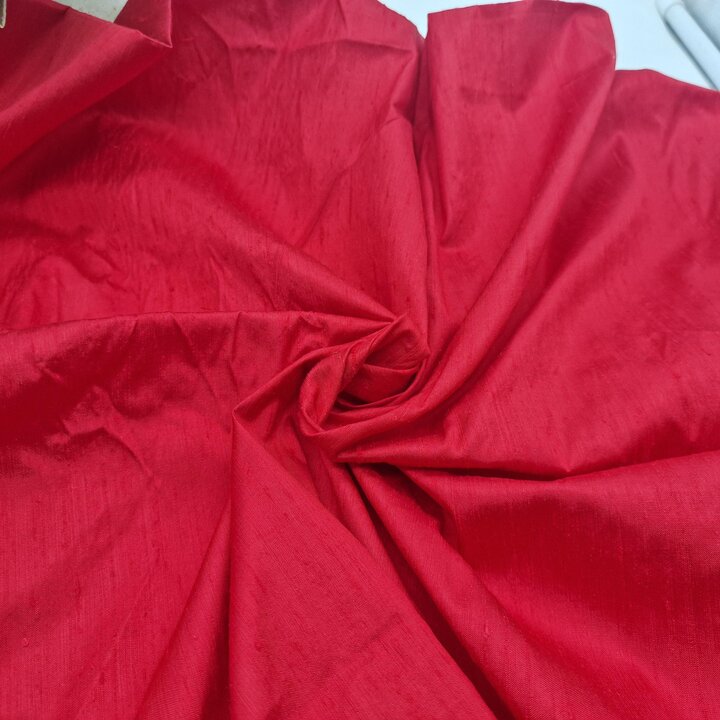 Tissu de Soie Dupion Rouge des Annees 1950 - Soie Naturelle Shantung de 80x110 cm pour Haute Couture, Coupon de Soie Sauvage