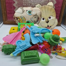 Лот винтажных киосочных игрушек и недорогих сувениров, литографированные маски и миниатюрные машинки из пластика, 30 предметов