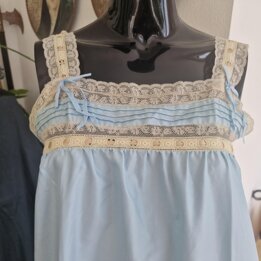 Koszula Nocna Vintage Haute Couture, Hiszpania Lata 1960, Blekitna Satyna z Koronka Valenciennes, Rozmiar S-M