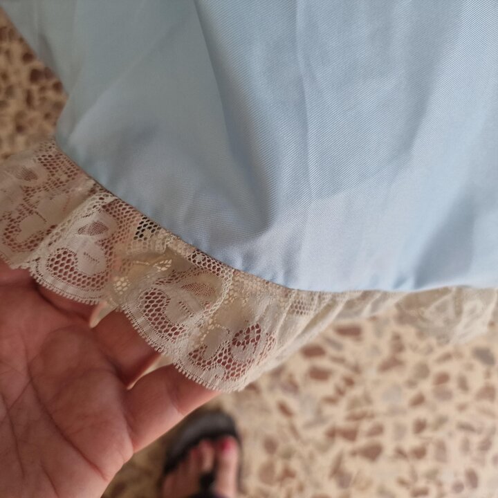 Koszula Nocna Vintage Haute Couture, Hiszpania Lata 1960, Blekitna Satyna z Koronka Valenciennes, Rozmiar S-M