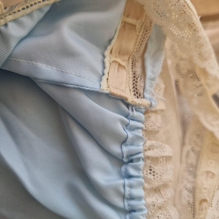 Camisón vintage y vestido lencero de alta costura, España década de 1960, satén azul celeste con encaje de Valenciennes, Talla…