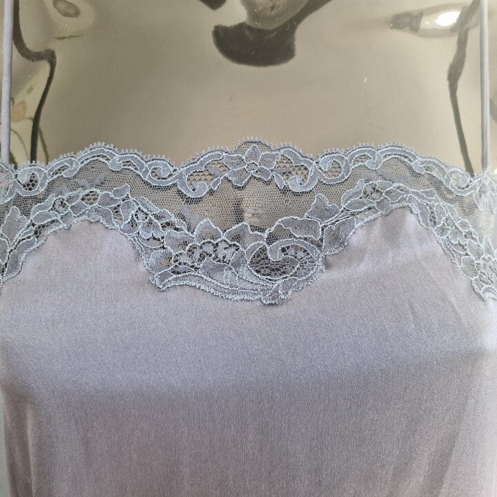 Regata top, Camisola de alcas Rosy dos anos 80, seda azul ardósia com renda floral, feito na Franca, Tamanho S