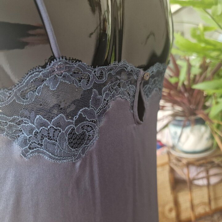 Regata top, Camisola de alcas Rosy dos anos 80, seda azul ardósia com renda floral, feito na Franca, Tamanho S
