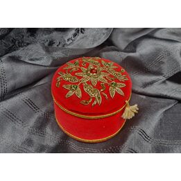 Vintage Schmuckschatulle Roter Samt, Runde Dose mit Zardozi Goldstickerei und Quaste, Handgefertigte Schatulle, 1980er Jahre De…