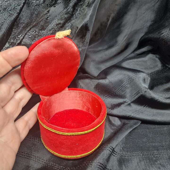 Porta Joias Vintage de Veludo Vermelho, Caixa Redonda com Bordado de Ouro Zardozi e Pingente, Caixa de Recordações dos Anos 1980