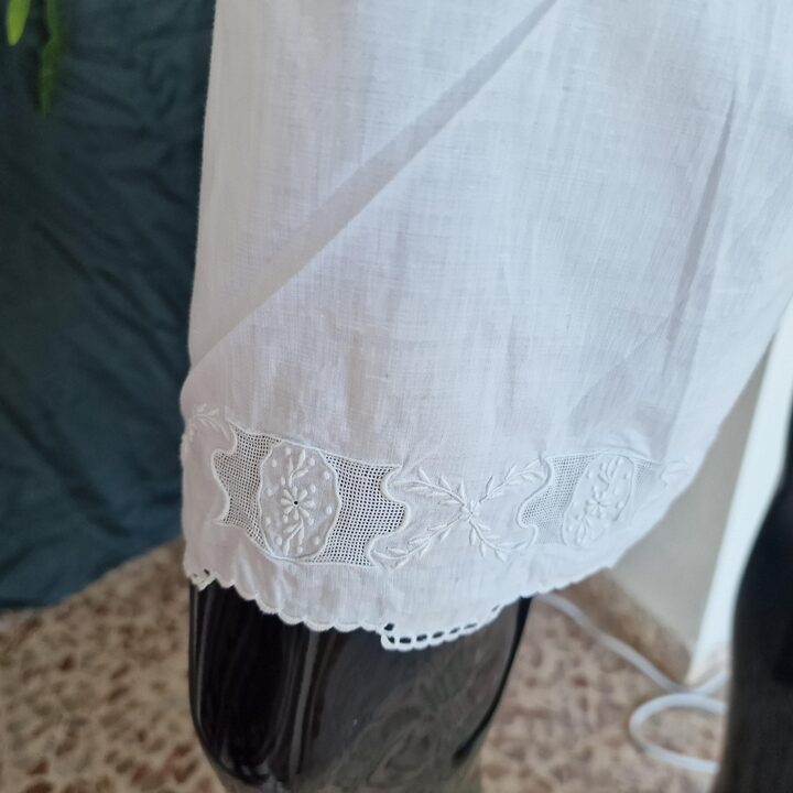 Conjunto de Lingerie Antiga Vintage, Anos 1920 Batiste de Algodão Branco Bordado à Mão Combinação e Calçolas, Tamanho S M