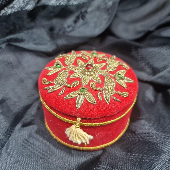Vintage Rode Fluwelen Sieradendoos, Ronde Doos met Zardozi Goudborduurwerk en Kwastje, Handgemaakt Snuisterijdoosje, Jaren 1980…