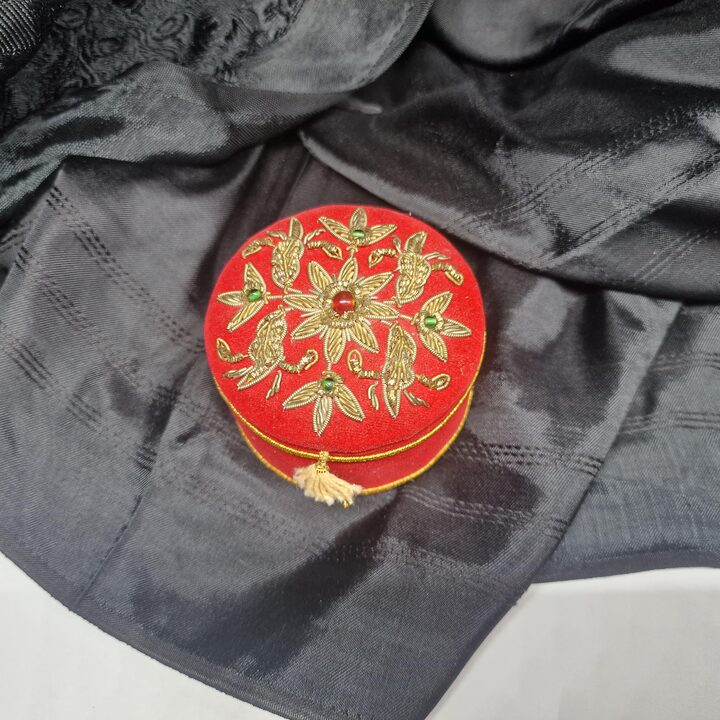 Szkatułka na Biżuterię z Czerwonego Aksamitu Vintage, Okrągłe Pudełko ze Złotym Haftem Zardozi i Chwostem, Lata 1980