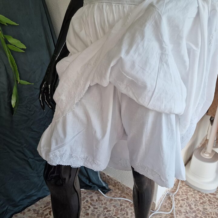 Conjunto de Lingerie Antiga Vintage, Anos 1920 Batiste de Algodão Branco Bordado à Mão Combinação e Calçolas, Tamanho S M