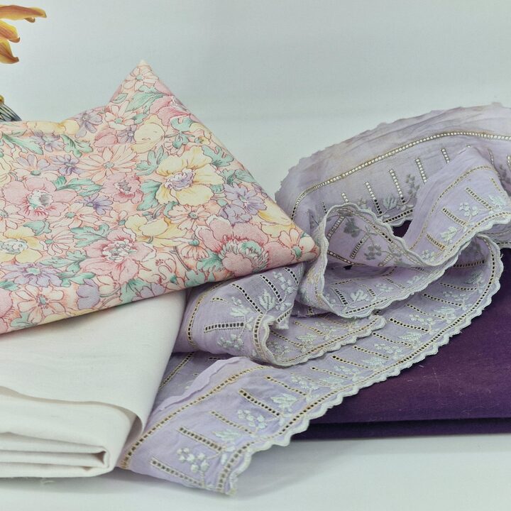 Vintage Poppenfabriek Katoenen Stoffenpakket - Lila Bloemen & Kant - 3 Coupons 50x100cm - Authentiek Jaren 80