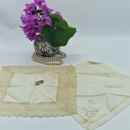 1920年代ヴィンテージウェディングハンカチ2枚セット - ホワイトコットン かぎ針編みレースと花刺繍入り 未使用デッドストック