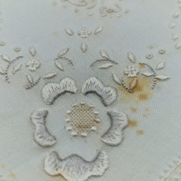 Set de 2 Pañuelos de Boda Vintage 1920 - Algodón Blanco con Encaje de Ganchillo y Bordado Floral - New Old Stock