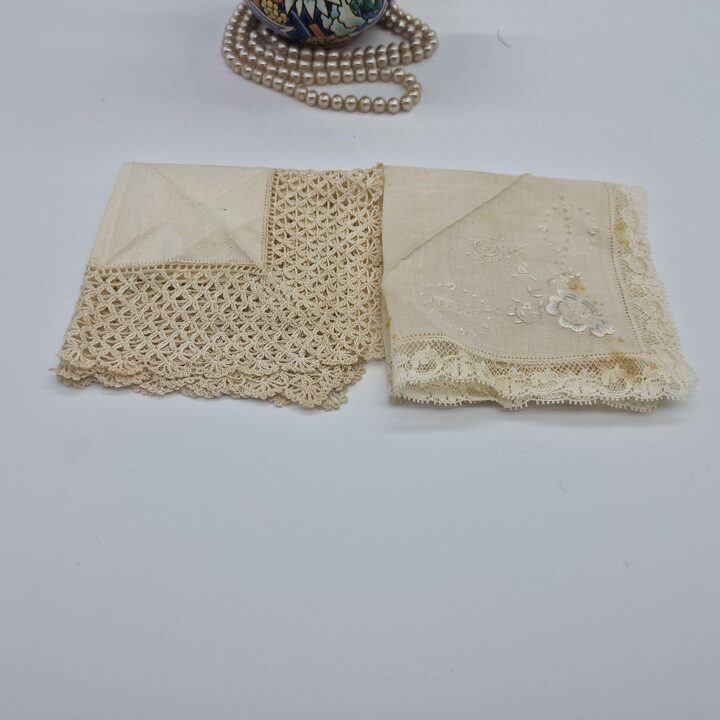 1920年代ヴィンテージウェディングハンカチ2枚セット - ホワイトコットン かぎ針編みレースと花刺繍入り 未使用デッドストック