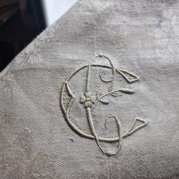 Chemin de Table en Lin Jacquard avec Monogramme et Franges Macramé