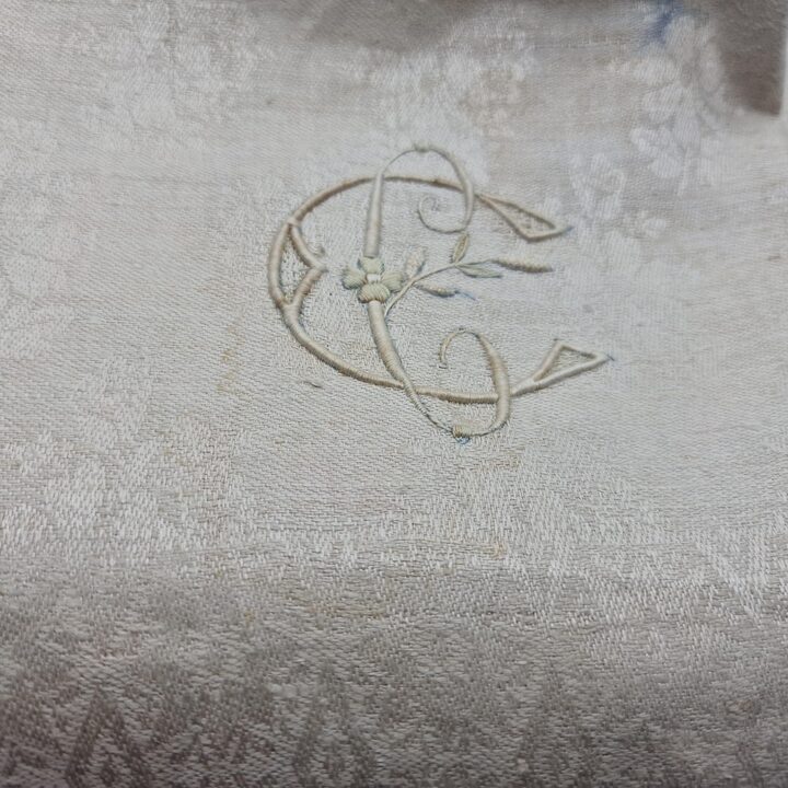Runner in Lino Jacquard con Monogramma e Frange Macramè Vintage