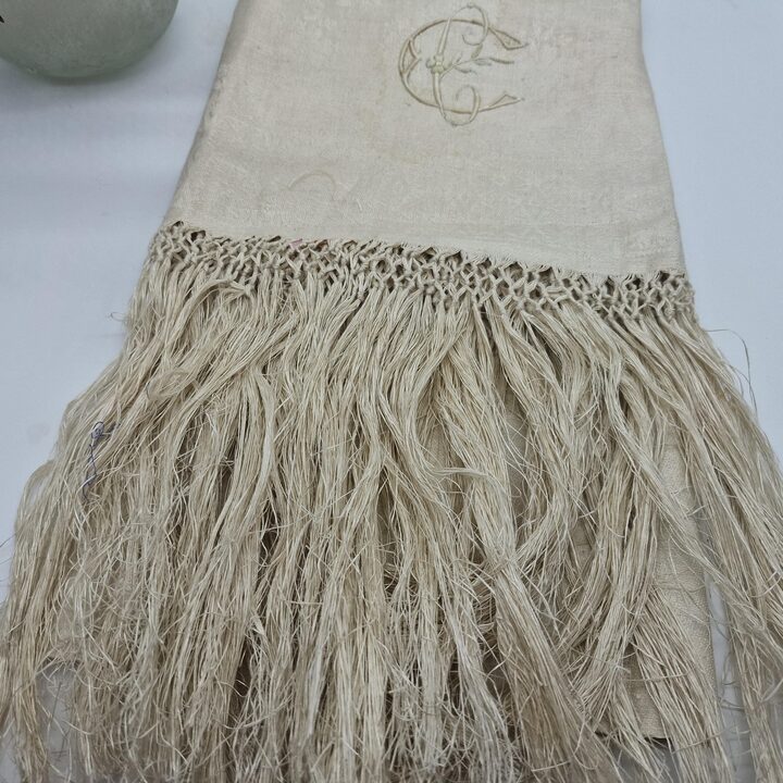 Vintage Leinen Jacquard Läufer mit Monogramm und Macramé Fransen