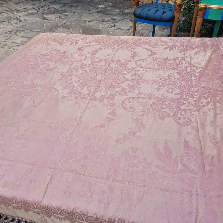 Colcha antiga de damasco de seda jacquard rosa final do seculo XIX franja de passamanaria de seda com borlas 210x230 cm