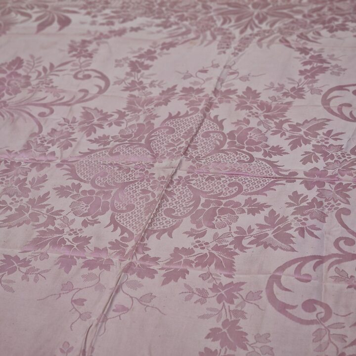 Antieke zijden damast sprei roze jacquard eind 19e eeuw passementerie franje met zijden kwastjes 210x230 cm