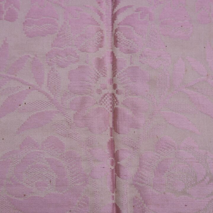 Colcha antiga de damasco de seda jacquard rosa final do seculo XIX franja de passamanaria de seda com borlas 210x230 cm